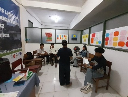 Deskripsi gambar di sini