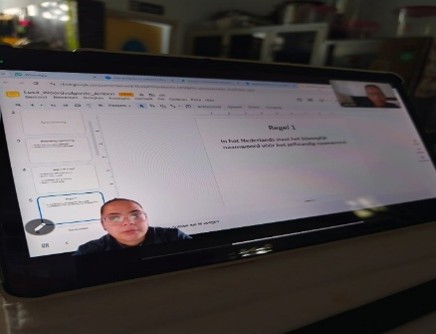 Deskripsi gambar di sini